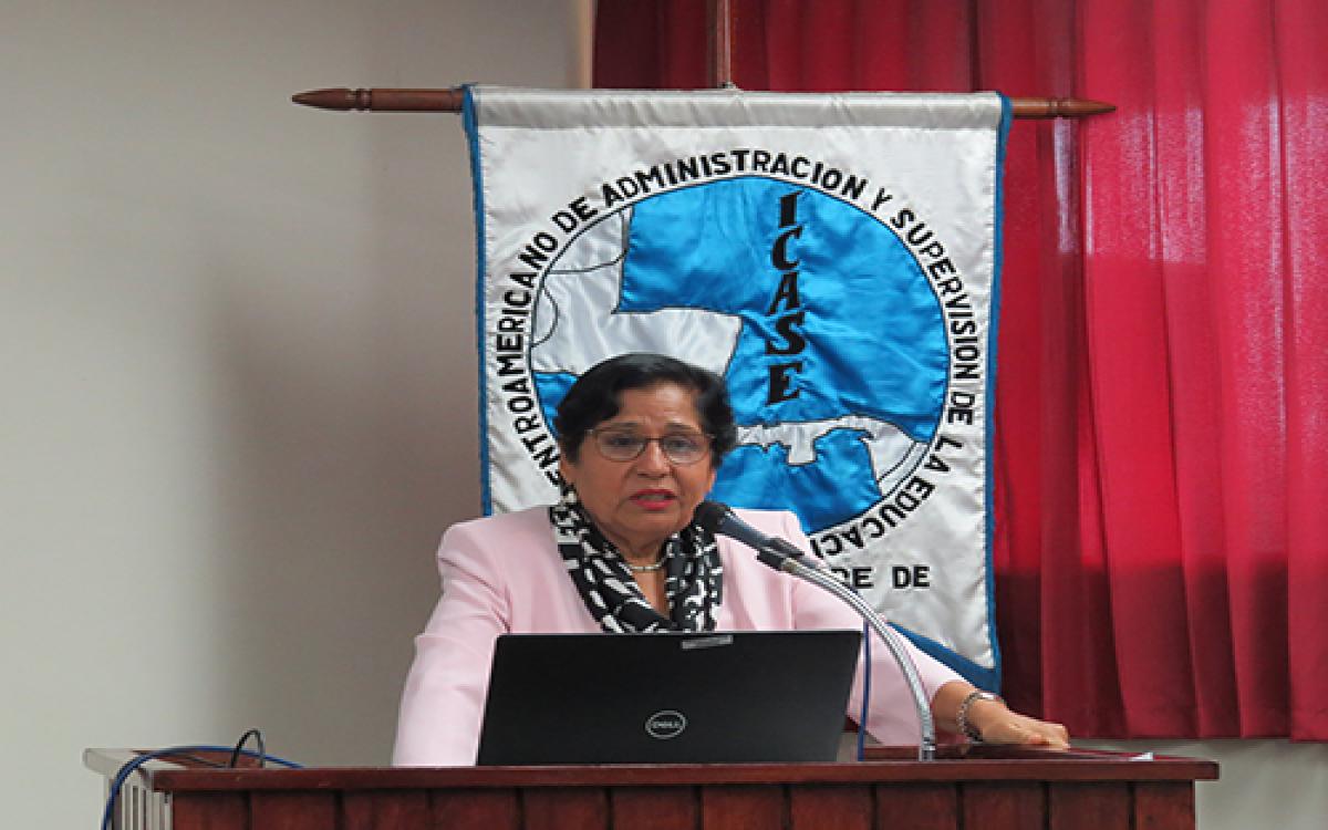 doctora Aracelly De León de Bernal, directora del ICASE