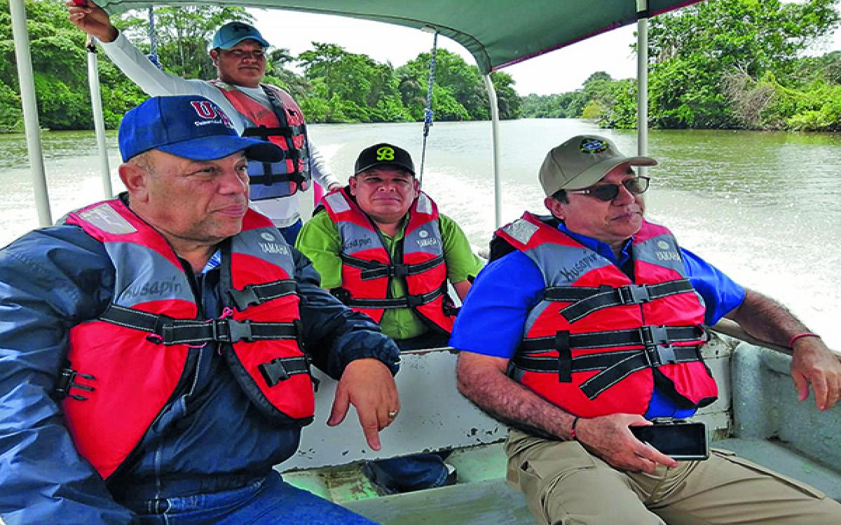 Dr. Eduardo Flores Castro, Mag. Carlos Bellido y Mg. Rolando Mora 
