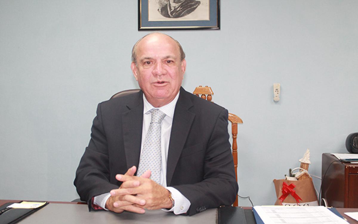  Magister Jones Cooper, decano de la facultad de Administración Pública