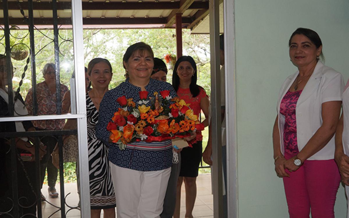 Mgter. Anays Cano de Herrera, directora del CRULS, sosteniendo la imagen de la Santa Patrona.