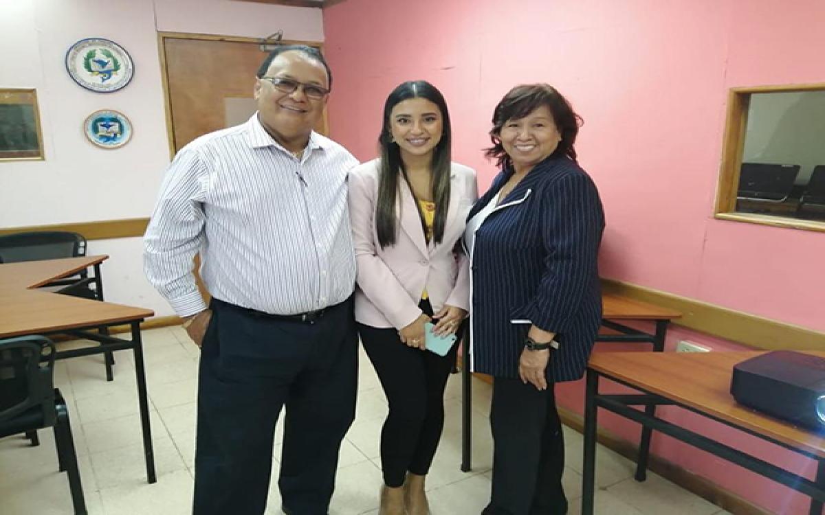 De izq. a derecha Prof. Abel Villarreal, estudiante Linamar Ramos y Profa. María Rodríguez, coordinadora de Logística Empresarial CRUV