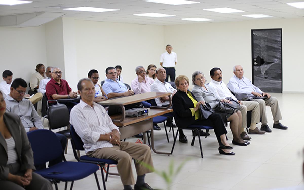 Coordinadores de Facultades y de los centros regionales universitarios, en acto de entrega de Evaluación de los Profesores.  