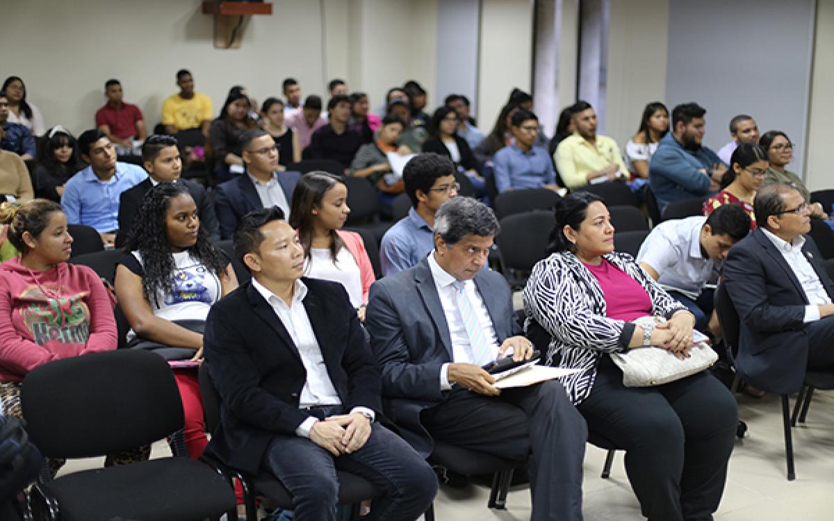 Estudiantes de Ingeniería industrial, Auditoria y Gestión de Procesos e Ingeniería en Operaciones Aeroportuarias participan de conferencia campus Harmodio Arias Madrid.