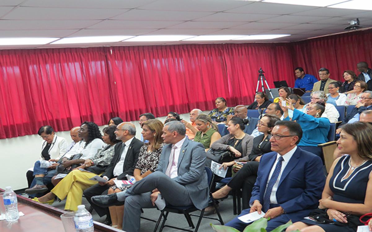 Autoridades Universitarias, invitados especiales y público asistente. 