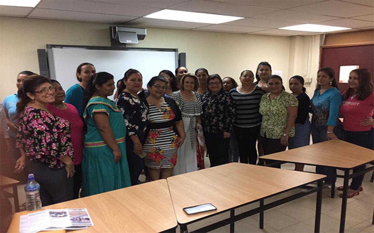 Decana Migdalia Bustamante y Milka Barsallo, directora Regional de Santiago de Veraguas, junto a docentes y futuros estudiantes de magisterio en educación inicial, carrera que ofrece esta facultad.