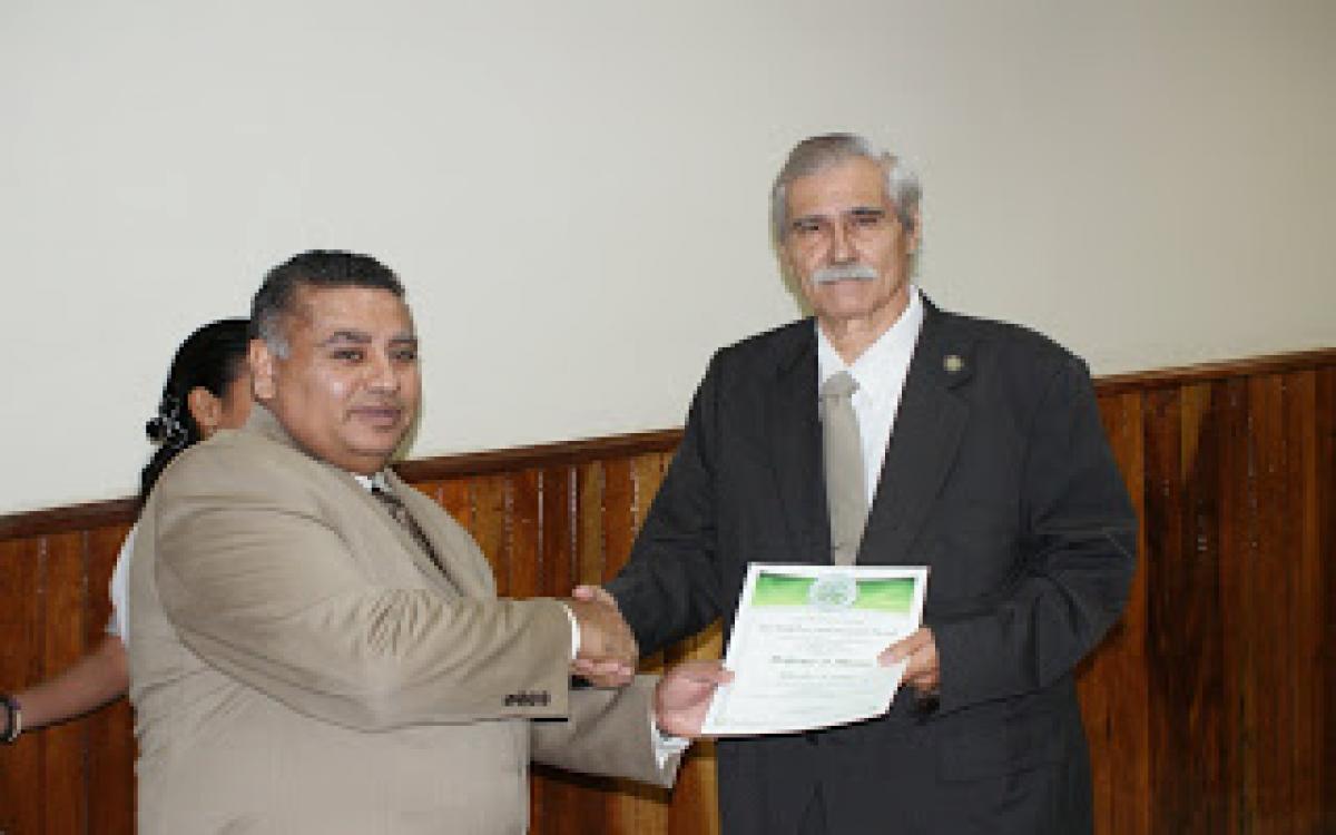 Profesor Milciades A. Ortíz  y Mgter. Leopoldo Bermudez, decano de la facultad de Comunicación Social.