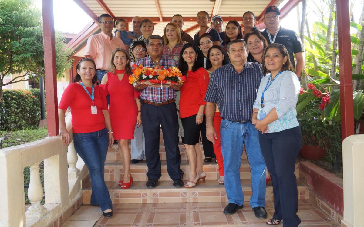 Autoridades del CRULS y Administrativos junto a la imagen de Santa Librada. Foto: Néstor Vergara