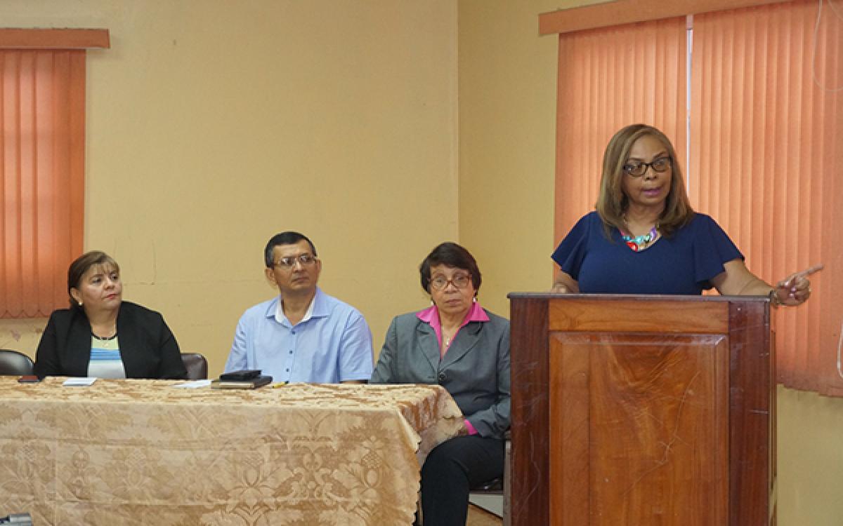 Profesora Yira Pérez durante su intervención en el seminario. 