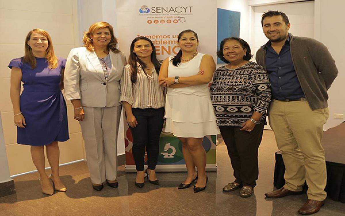 La Ing. Milagro Mainieri, la Dra. Rosalba González, la Dra. Leyda Ábrego, la Dra. Arlene Calvo, la Dra. Luz Cruz y el Mgter. Danilo Franco.