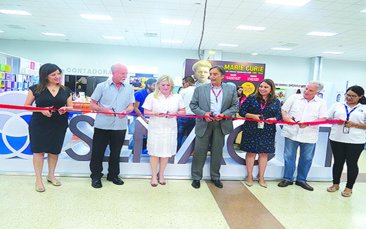 Dr. Jorge Motta, Orit Betsh y  Matthew Larsen  durante  inauguración del pabellón de Senacyt.