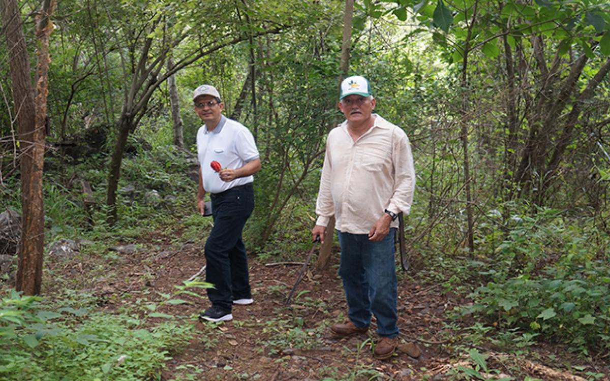 Mgter. Ultiminio Delgado y Señor Salvador González, durante el recorrido. Fotos: Néstor Vergara
