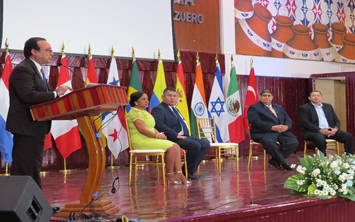 Dr.Eduardo Flores Castro/Rector de la Universidad de Panamá