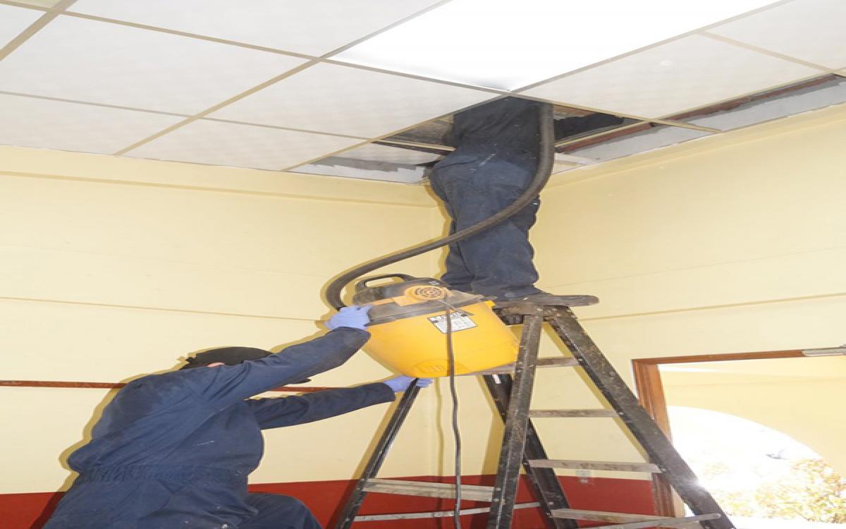 Se aspiró el guano que se encontraba en las diferentes aulas