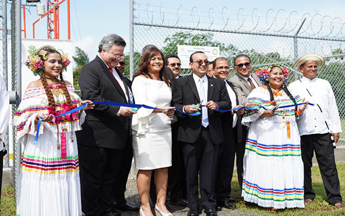Autoridades de la Universidad de Panamá junto a miembros de la ACP, en el tradicional corte de cinta de la Estación Meteorológica FAA.