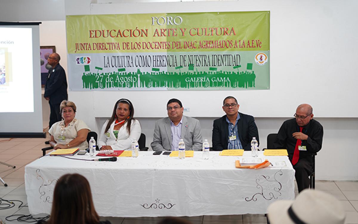 Profesora Doyle Samudio (Folclore), profesora Aracelly Villarreal (Pintura); Licenciado Carlos Aguilar (Ministro de Cultura), profesor Ellis Newman (Director Nacional de Educación Artística) y el profesor Irving Troya (Historia y Pintor)