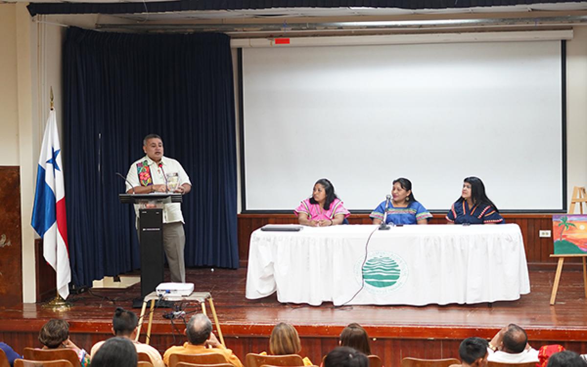 mesa principal con panelistas 