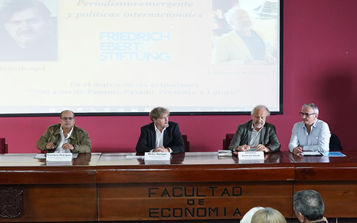 Christian Schmidt- Häuer, periodista  y escritor, autor  del libro “Sucedió en Panamá”. Autoridades universitarias, representantes de la Fundación Friedrich Ebert Stiftung, docentes, estudiantes e invitados en el auditorio José Dolores Moscote.