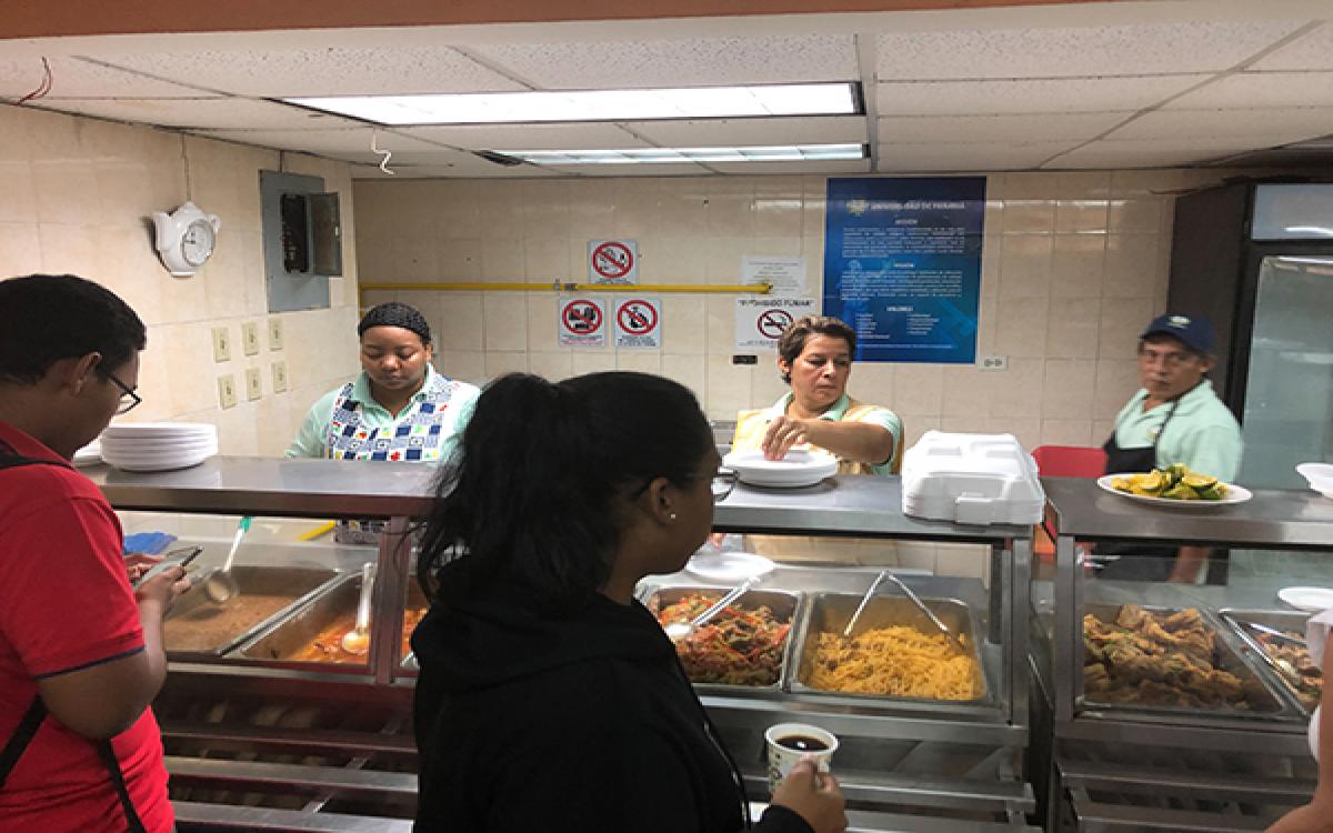 Se ofrece en la apertura de la cafetería de la facultad de Humanidades, un menú variado y balanceado.
