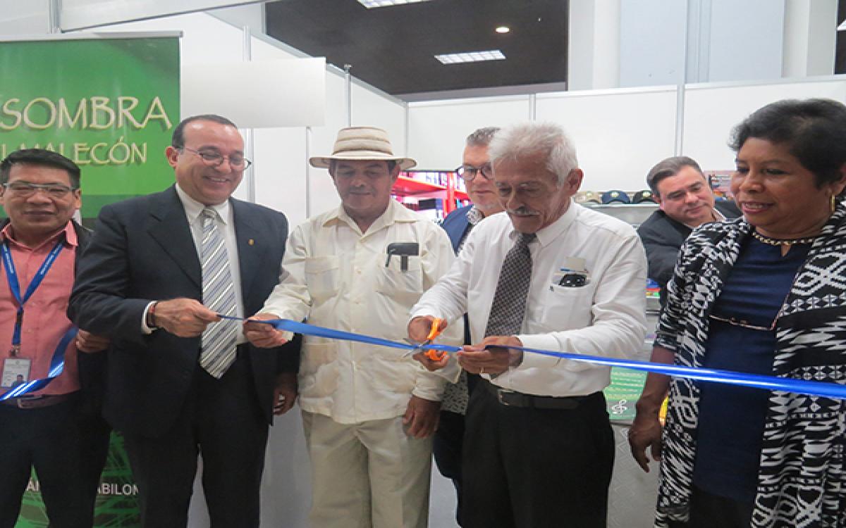 Profesora María Félix Domínguez, profesora Nereida Herrera y el Mgter. Alcides Muñoz durante acto inaugural del Pabellón de la Editorial Universitaria.