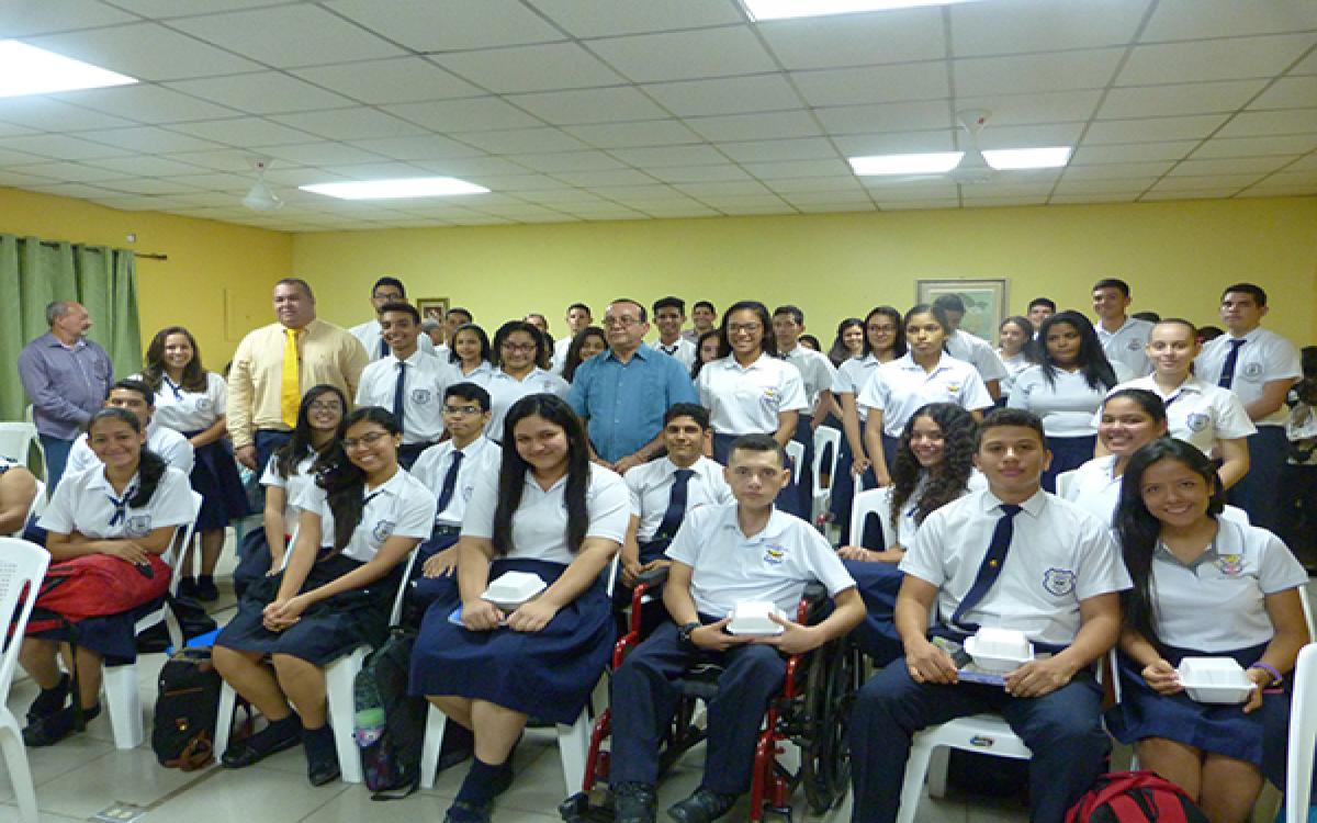 : El Dr. Eduardo Flores Castro, en compañía de los estudiantes del colegio José Daniel Crespo y del director, magister Jesse Diez y otros.