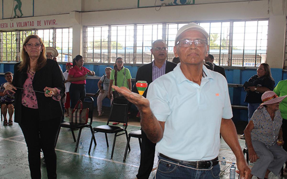 Autoridades de salud participaron y observaron la destreza de los señores. Aquí bailar un trompo en la mano
