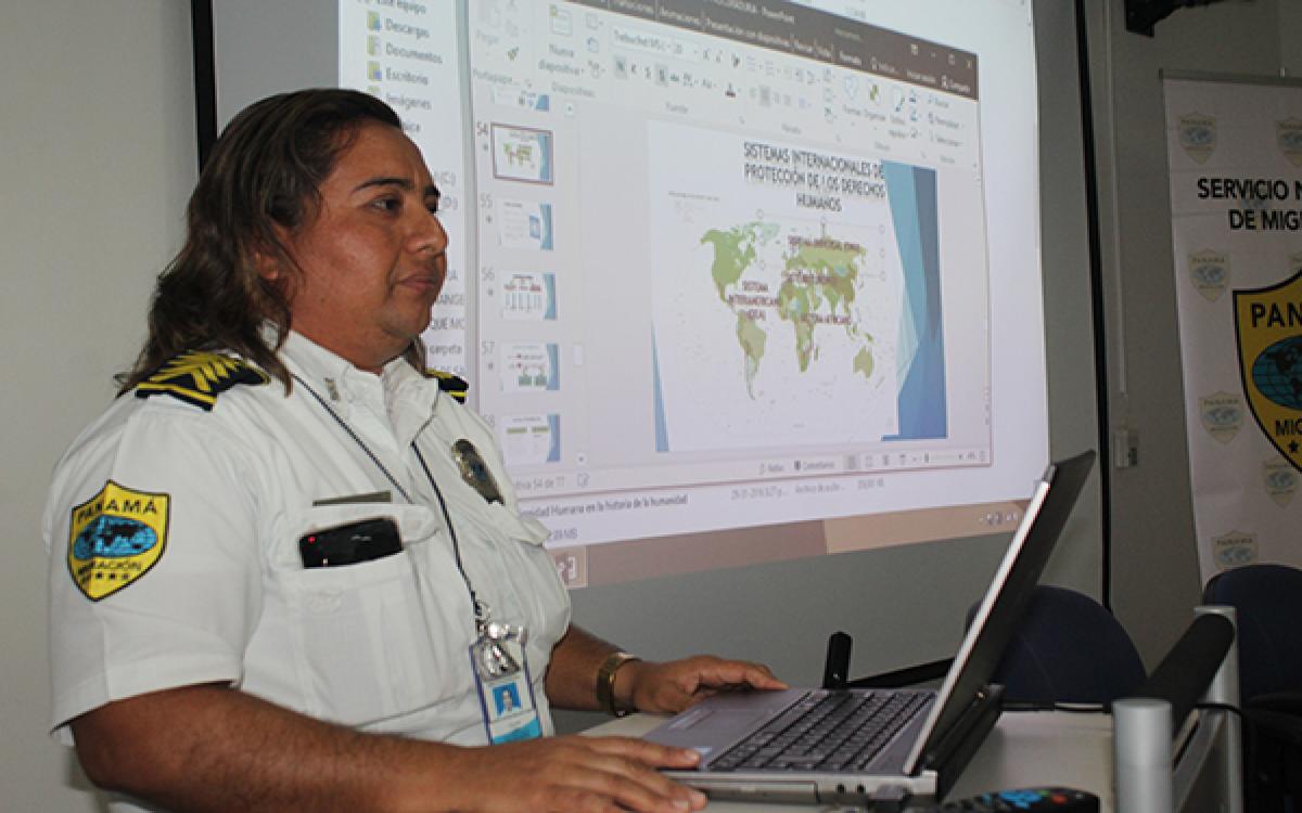 Expositora de migración 