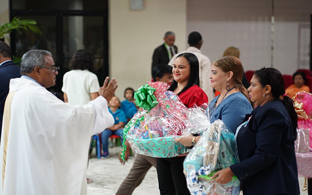 La familia universitaria participa de eucaristía en el Paraninfo.