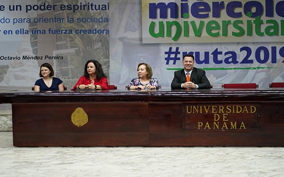 Dra. Edith Gallardo de Castillo, Dra. Silvina Malvárez , Dra. Elba de Izasa. y Francisco Carlos Félix Lana
