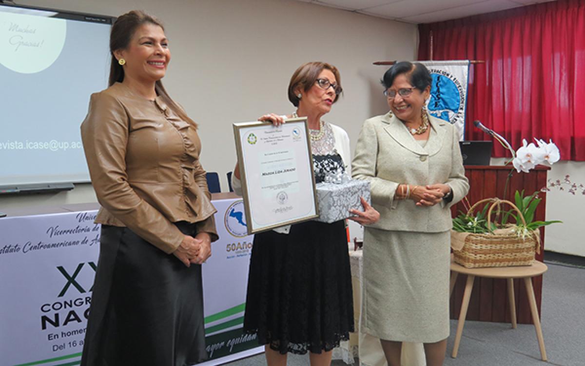  Entrega de reconocimiento a la magistra Jurado por parte de autoridades del Icase.