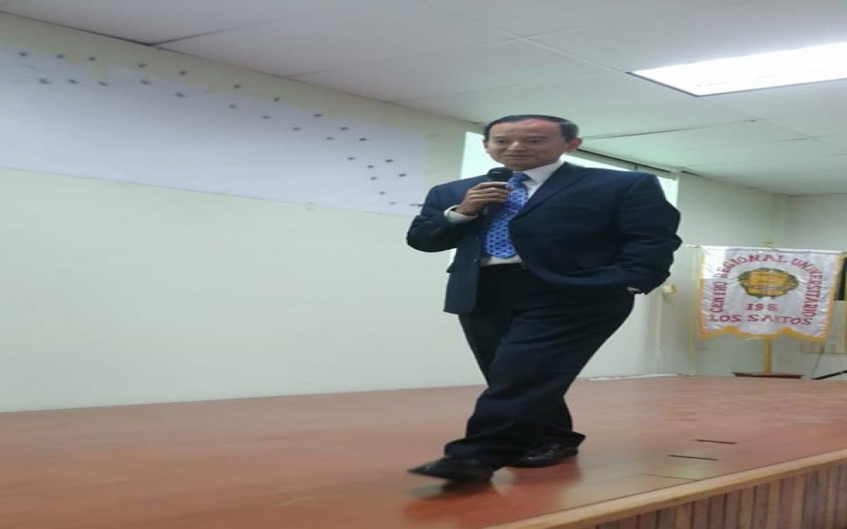 Profesor Dimas González, del Departamento de Inglés.