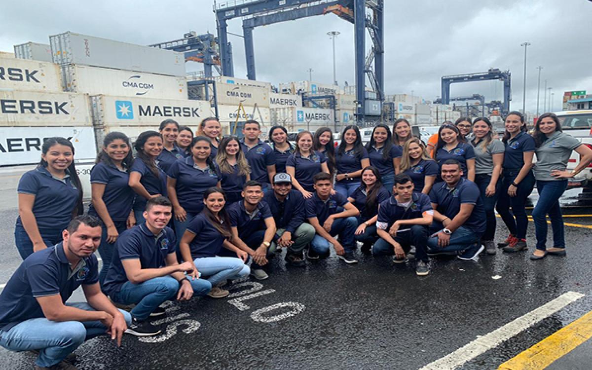  Estudiantes y docentes de Logística durante su gira a la empresa. 