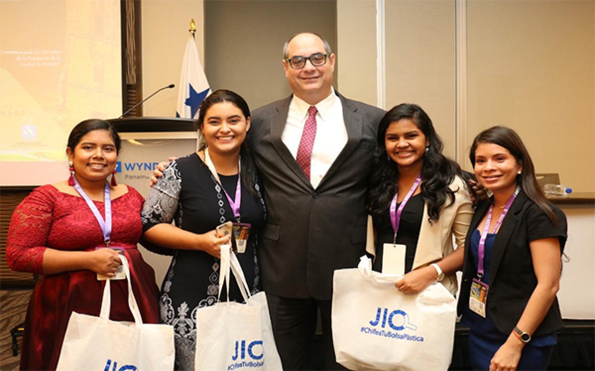 El Dr. Víctor Sánchez Urrutia, secretario Nacional de la SENACYT, junto a las estudiantes Sebedaly Santana, Dafne Rodríguez, Idira Vigil y Patricia Robles, ganadoras del primer lugar de la Jornada de Iniciación Científica Nacional 2019.