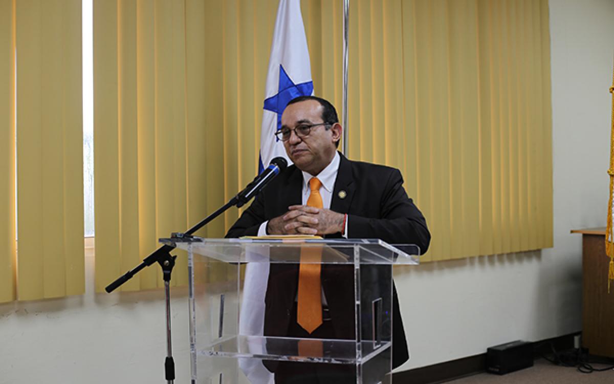 Dr.Eduardo Flores Castro , Rector de la UP