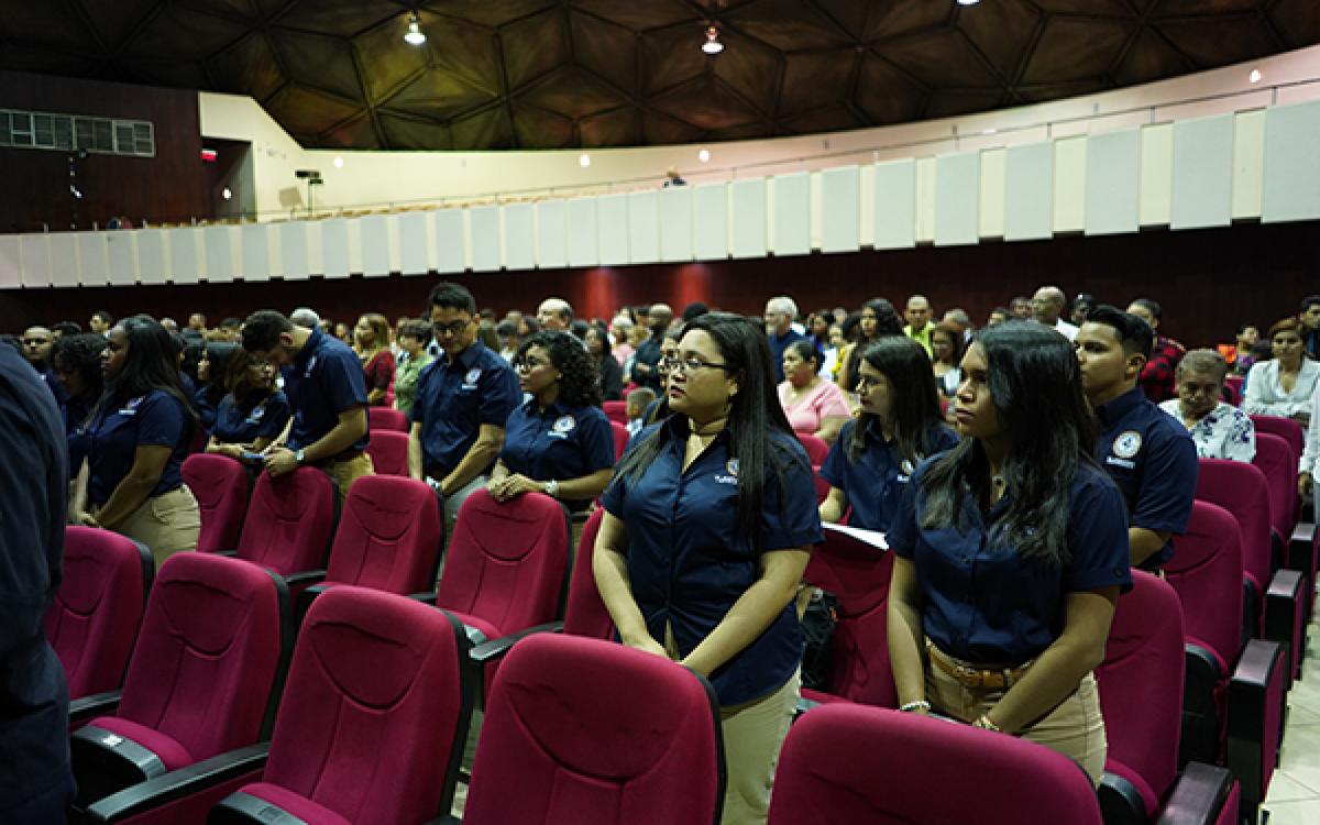Estudiantes reciben cascos ingenieriles.(fotografía Ian Arcia)