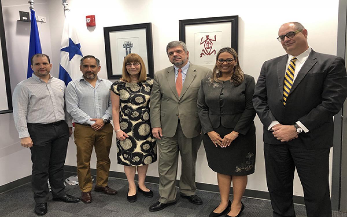 Ing. Galileo Solís, Dr. Pablo Lavado, Dra. Liz Reisberg, Dr. Juan Carlos Navarro, Dra. Milena Gómez y Dr. Víctor Sánchez Urrutia
