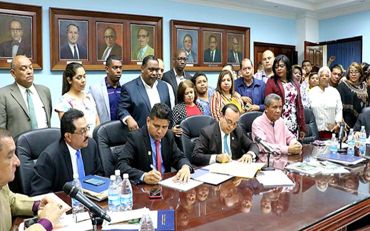 Grupo de profesores en firma de acuerdo