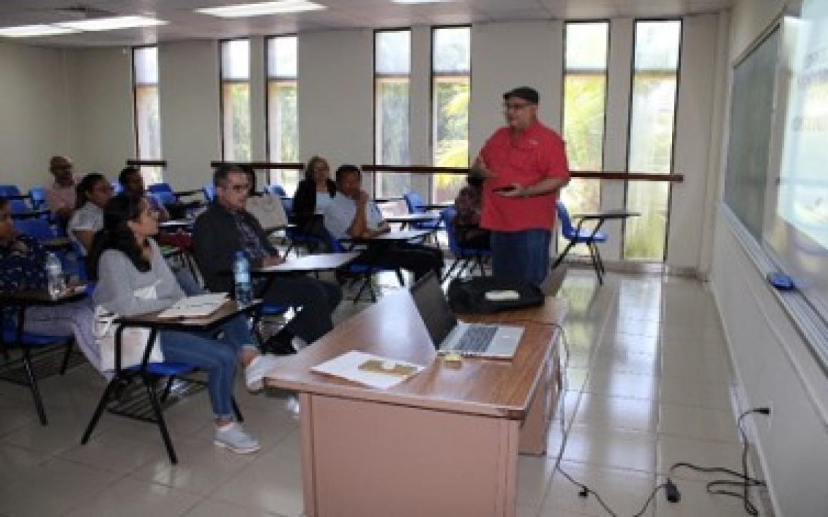 Dr. René Guajardo, coordinador de Asuntos Estudiantiles de la facultad de Medicina Veterinaria.