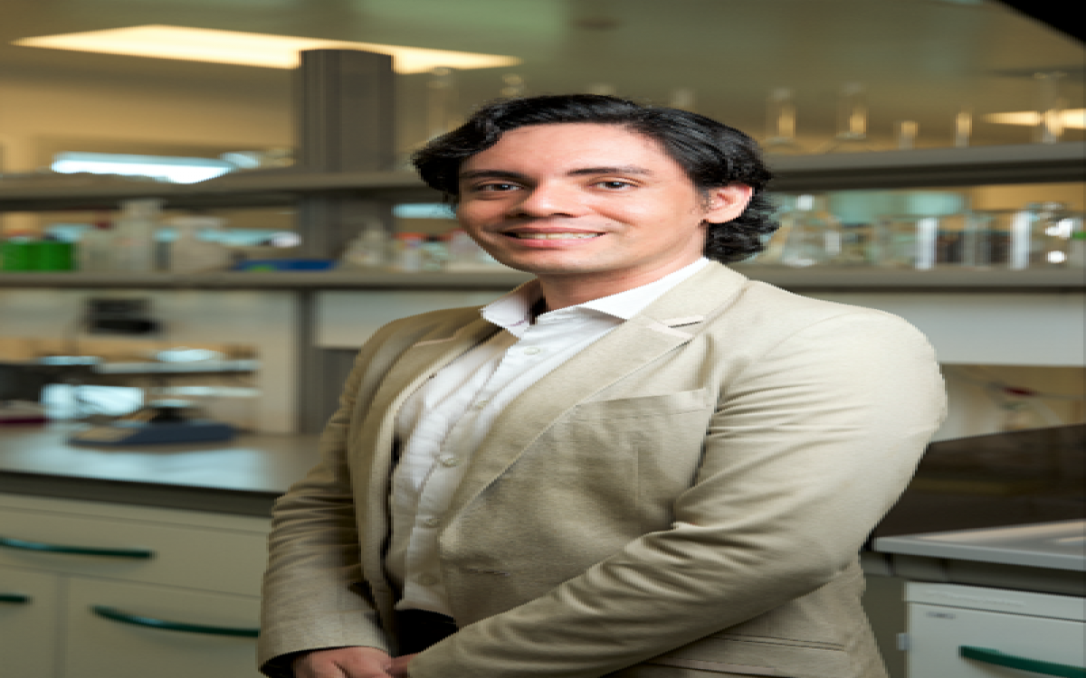 Biotecnólogo panameño  Dr. Carlos Mario Restrepo Arboleda 