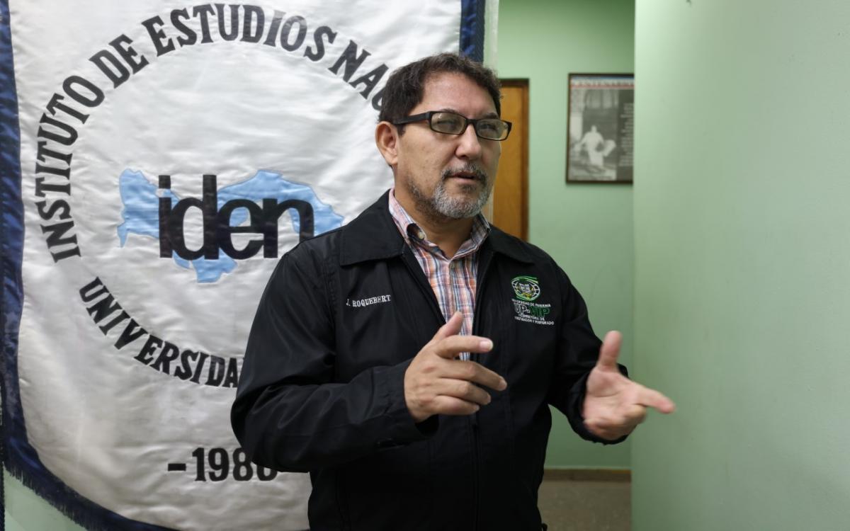 Magister Antonio Méndez /Coordinador de la base de datos del Instituto de Estudios Nacionales