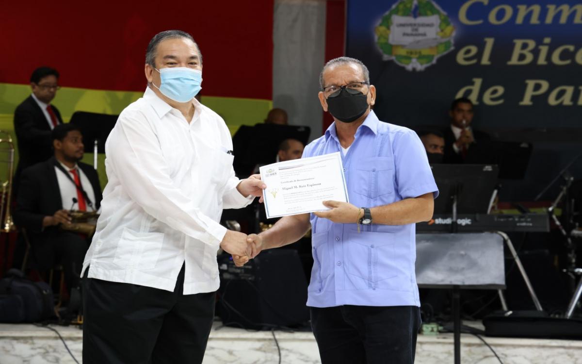 Profesor Ricardo Him 