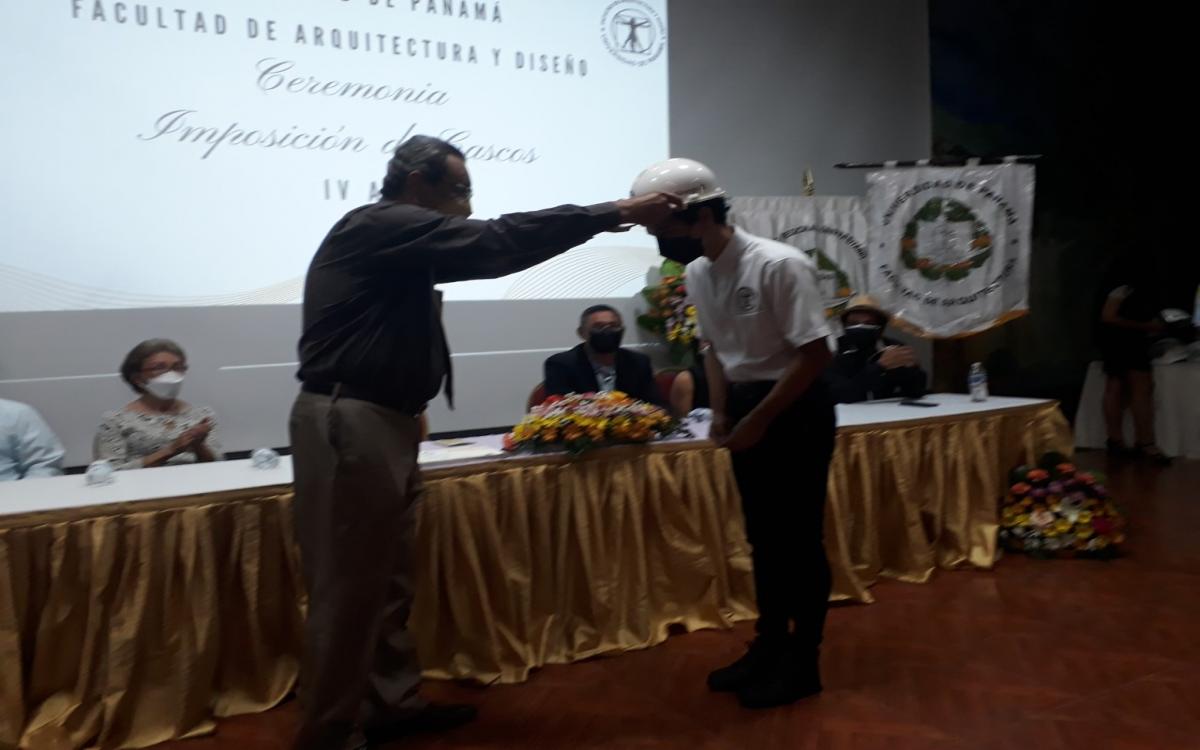 Mgtr. Pedro Samaniego, impone cascos a estudiantes de arquitectura 