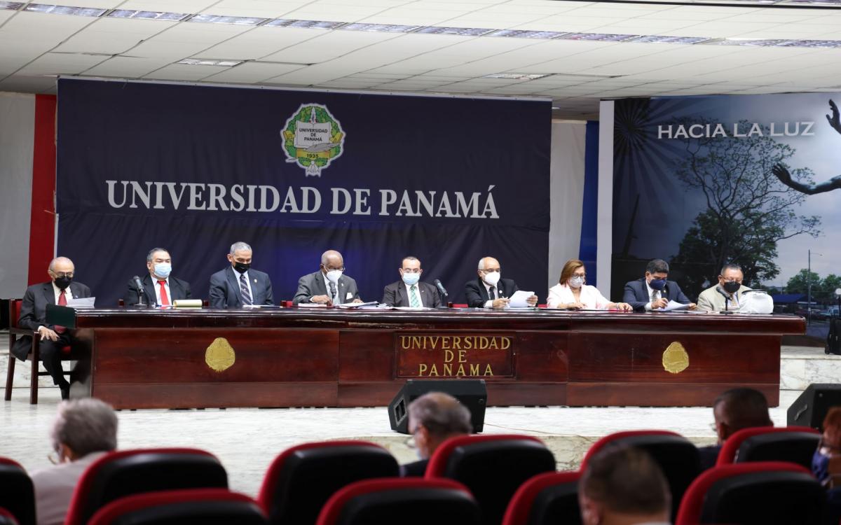 Mesa principal del Consejo General Universitario