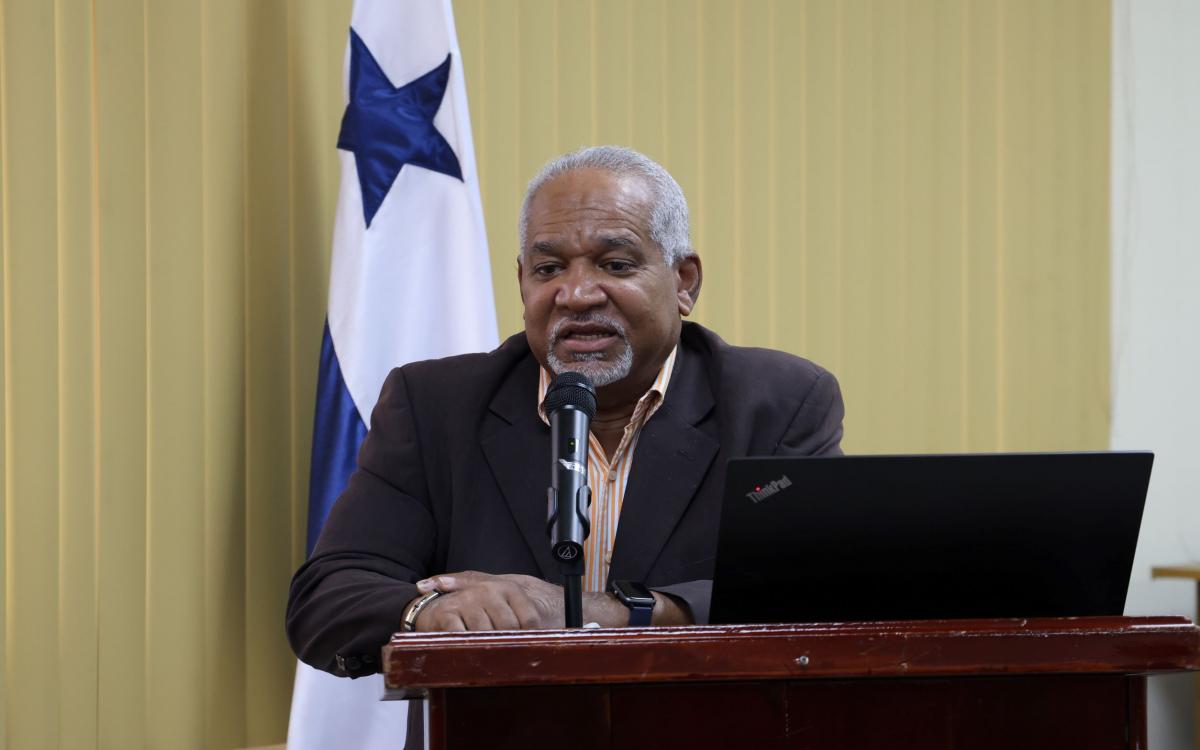 Doctor Francisco Farnum, director  de las Oficinas de Publicaciones  Académicas y Científicas