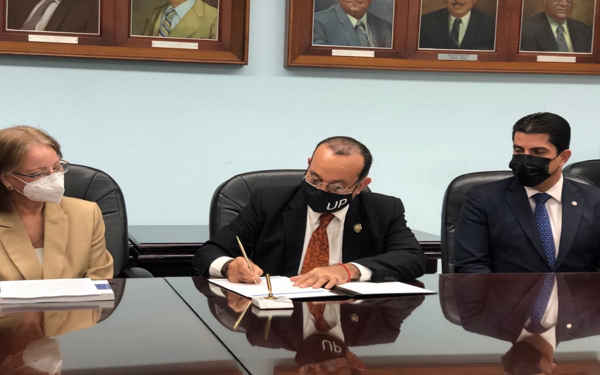 El Dr. Eduardo Flores Castro  firma el convenio del Pacto Bicentenario 