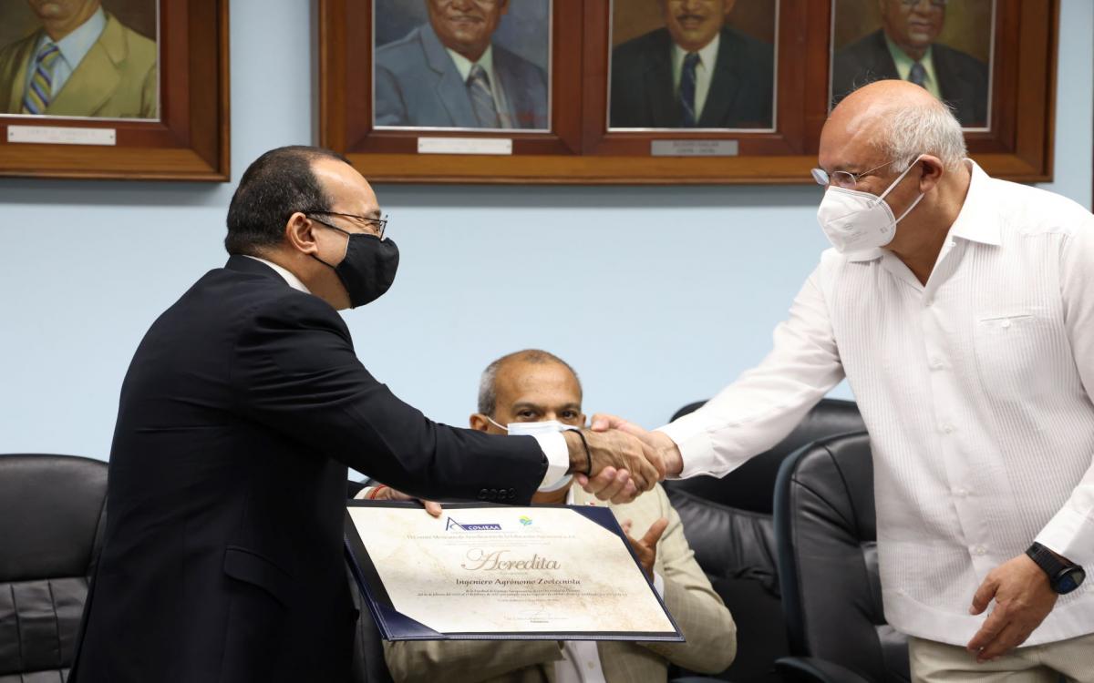 Dr. Carlos Maycotte, presidente del Comité Mejicano de Acreditación  de Educación Agronómica (COMEAA) entrega la Certificación de  Acreditación de las carreras que oferta la Facultad de Ciencias  Agropecuarias al Rector Eduardo Flores Castro de la UP. 