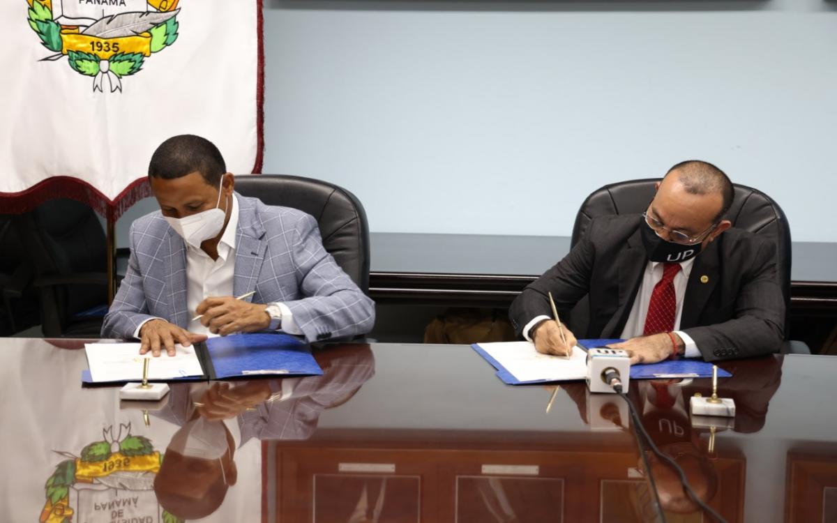 Licdo. Hector Brands y Dr. Eduardo Flores Castro 