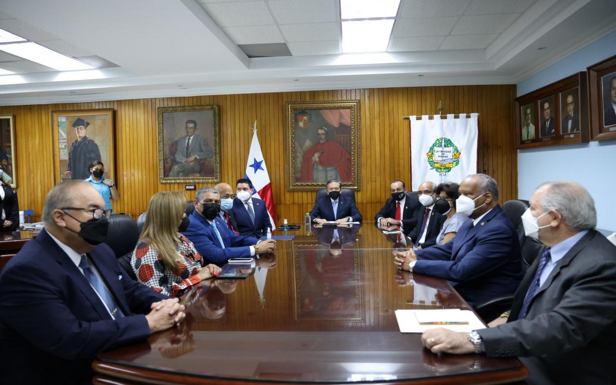 Reunión de ambos equipos de trabajo en la Rectoría.