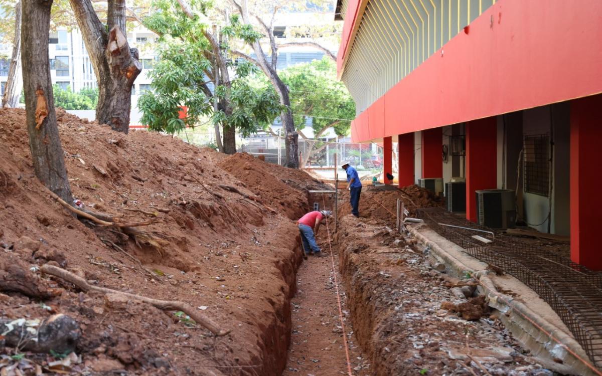 Excavación del muro perimetral en la Facultad de Informática