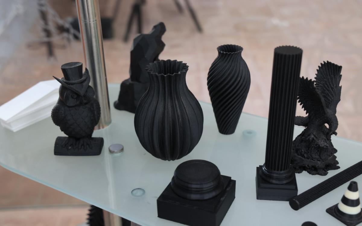 Objetos de diferentes formas confeccionados con la impresora 3D.