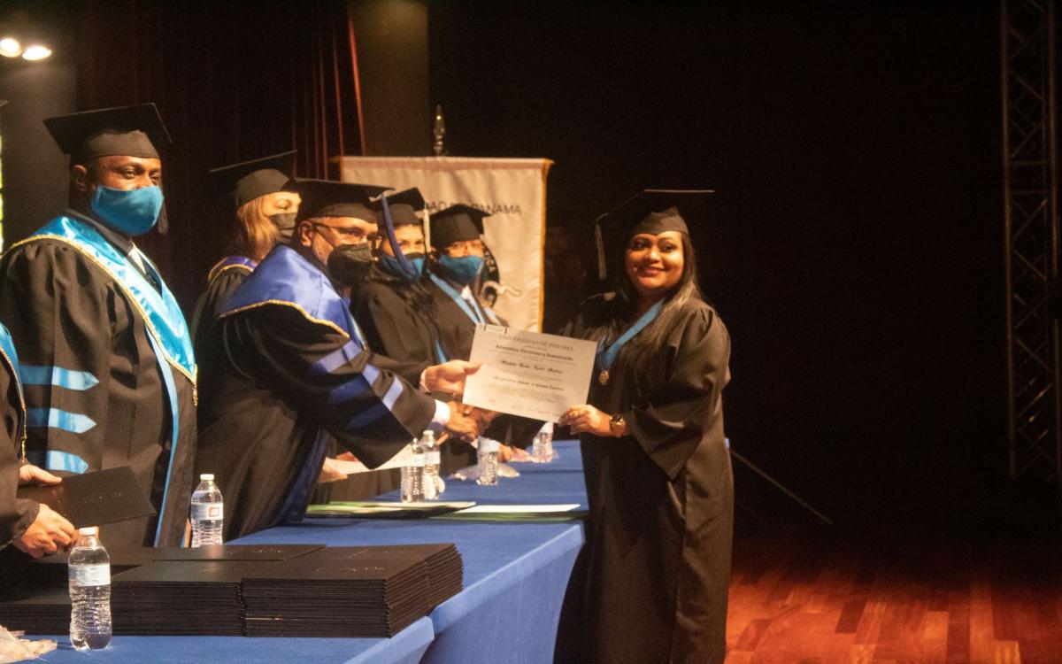 De izquierda a derecha, Ing. Javier Antonio Fernández Pájaro, decano  de la Fiec, Dr. Emilio Moreno, vicerrector académico y autoridades  universitarias